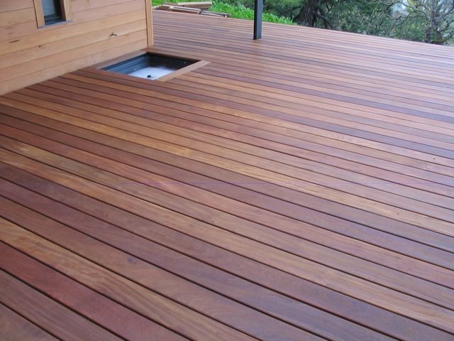 Deck de madeira cumaru instalado em área externa